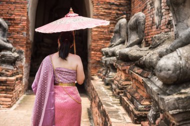 Tayland 'da geleneksel pembe kostümlü, kadim bir Buda heykeli olan arka kadın (Wat Chai Wattanaram veya Chaiwattanaram). Meşhur seyahat yeri.