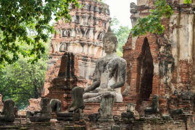 Kadim kum taşı, Mahao Tapınağı, Ayutthaya, Tayland 'daki Buda heykelini, Güneydoğu Asya' daki UNESCO 'nun ünlü seyahat merkezini mahvetti..