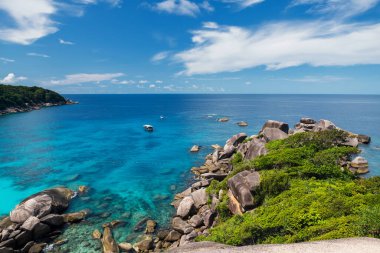 Similan Adası Ulusal Parkı, Phang Nga, Tayland 'daki Turkuaz ve Turkuaz Denizi' nin hava manzarası. Yazın ünlü seyahat yeri. Tatilci.