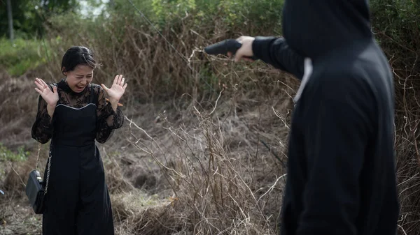 Criant Femme Asiatique Visé Par Arme Feu Voleur Voleur Pour — Photo