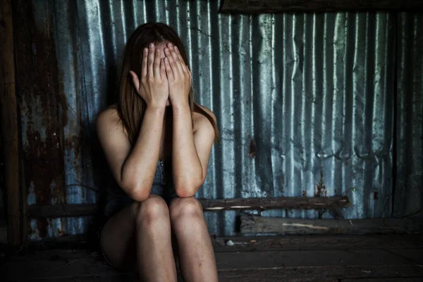 Umutsuz Işsiz Bir Kadın Harabe Kulübesinde Evde Oturur Ağlarken Yüzünü - Stok İmaj