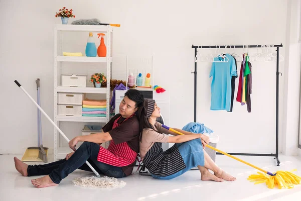 Fin Limpieza Casa Hombre Cansado Niña Siesta Dormir Suelo Después — Foto de Stock