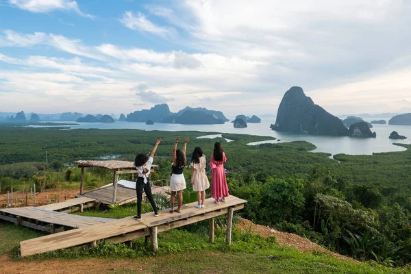 Parte Trasera Las Jóvenes Amigas Disfrutan Vista Los Kársticos Piedra —  Fotos de Stock