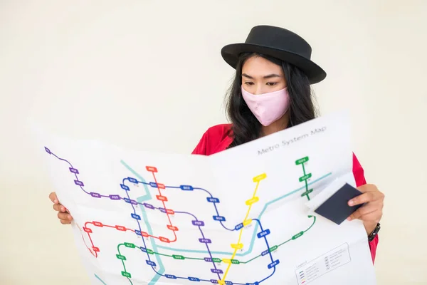 Turista Donna Con Maschera Viso Pianifica Suo Viaggio Leggendo Mappa — Foto Stock