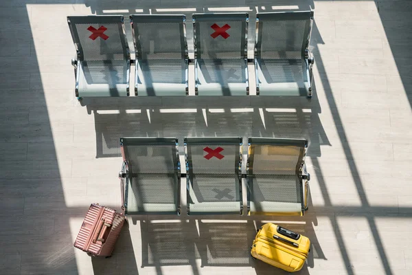Καρέκλες Αναμονής Σήμα Κοινωνικής Απόστασης Και Βαλίτσες Αποσκευές Στο Τερματικό — Φωτογραφία Αρχείου