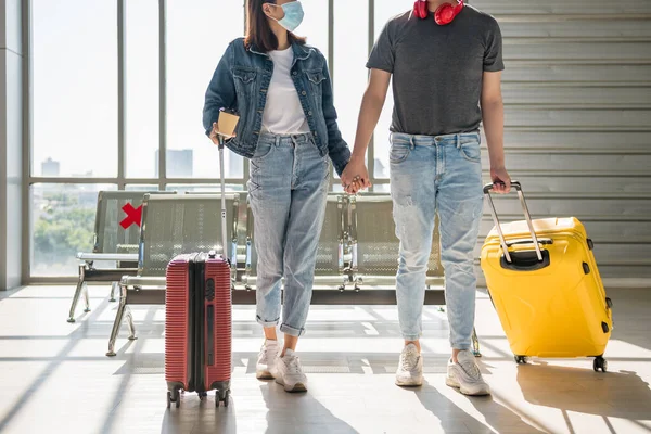 年轻的亚洲夫妇手持口罩 手牵手在机场候机 假日制造者或甜蜜的假期 新的正常旅行和避免Covid 19大流行病 — 图库照片