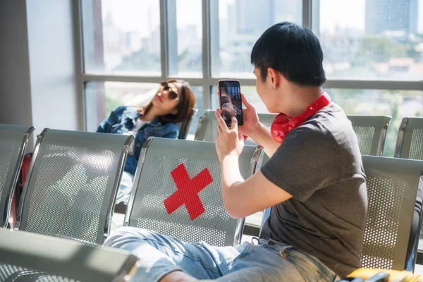 Traveller Man Photograph His Friend Smartphone While She Sleep Nap — Stock Photo, Image