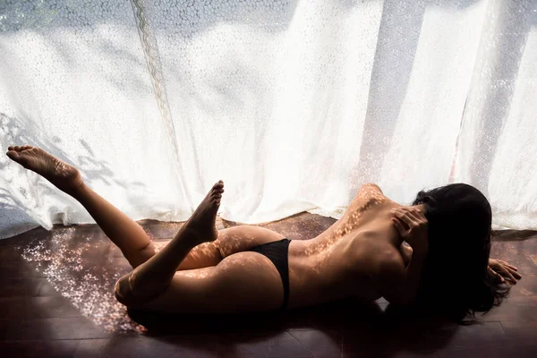 Güneş Banyosuna Kadar Güneşlenmek Için Yerde Yatan Üstsüz Bir Kadın Stok Resim