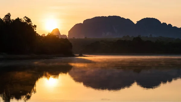 Natürliche Landschaft Sonnenaufgang Mit Wunderschönem See Mit Bewegungsnebel Und Kalksteinbergen — Stockfoto