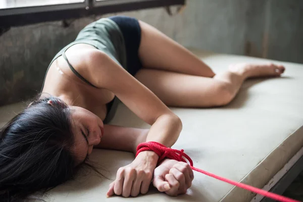 Mulher Jovem Triste Refém Deitado Cama Amarrado Por Corda Vermelha — Fotografia de Stock