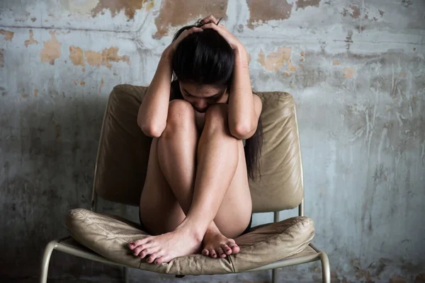 Menina Doença Mental Sentada Cadeira Perto Parede Suja Psicose Doença — Fotografia de Stock