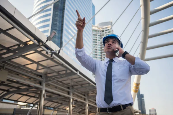 Ingeniero Americano Sénior Con Hardhat Discutir Plan Con Equipo Por — Foto de Stock