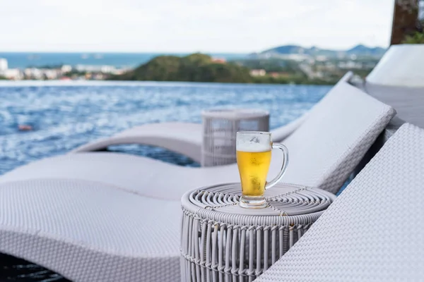 泰国华欣 一个有城市和海景的屋顶游泳池 上有一杯啤酒 豪华酒店的夏季敌对行动或度假者 — 图库照片