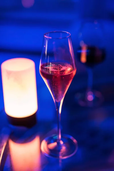 Červené Šampaňské Elektrické Lampy Stole Nočním Klubu Pozvánka Valentýna Vánoční — Stock fotografie