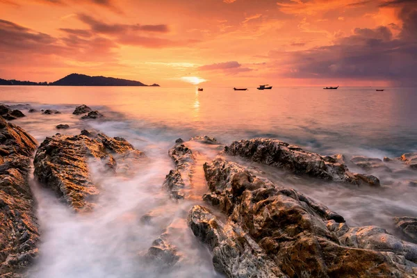 タイのプーケット島パトンビーチ近くのカリムで夕暮れ時の空と自然のビーチロックを通して美しい動きの海の波 夕暮れ時の風景 熱帯国での夏休みのための休日のメーカー ロイヤリティフリーのストック写真