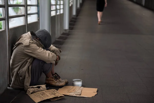 Dakloze Oude Man Bedelaar Hoofd Naar Beneden Zitten Met Gedoneerde — Stockfoto