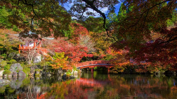 京都市伏見区の紅葉の色鮮やかな木と池の反射を持つ塔の醍醐寺または醍醐寺庭園 関西の秋の旅行名所 — ストック写真