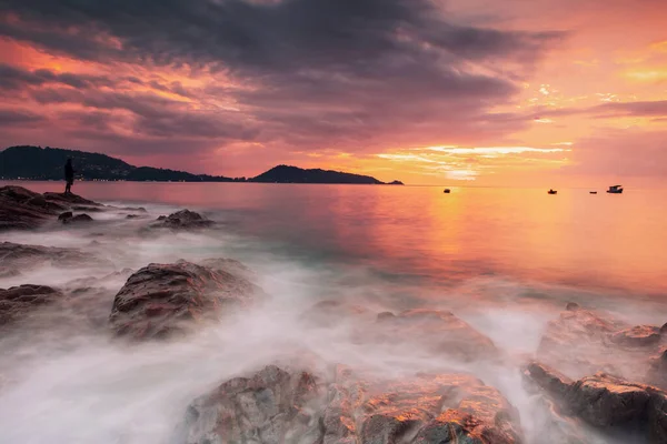 Pescador Silhueta Pescando Rocha Entardecer Com Céu Crepúsculo Praia Kalim — Fotografia de Stock