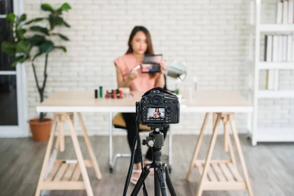 Dslr Kamera Asyalı Güzellik Blogcusu Çevrimiçi Vlog Alışverişini Telafi Ediyor Telifsiz Stok Fotoğraflar