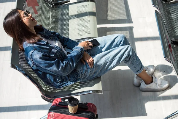 Widok Góry Azjatki Młoda Kobieta Śpi Poczekalni Terminalu Lotniska Czeka — Zdjęcie stockowe