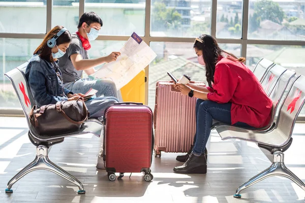 Młodzi Azjatyccy Pasażerowie Masce Poczekalni Czekają Odlot Lotnisku Terminalu Podróżować — Zdjęcie stockowe