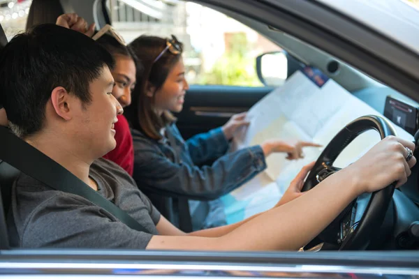 Jovens Amigos Asiáticos Felizes Verificar Mapa Carro Para Plano Viagem — Fotografia de Stock