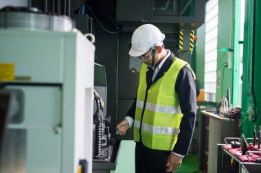 Fabrika yöneticisi, güvenlik kaskı kontrol fabrikası teknoloji makine ekipmanı. Ağır sanayide ilk konsept güvenlik için kalite güvencesi. Makinelerin çalışmaya hazır olduğundan emin olmak için günlük program.