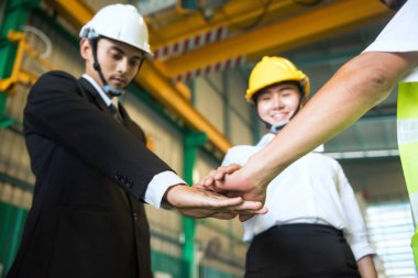 Sinerji ve takım çalışması konsepti ağır sanayi ya da gülen yüzlü depo işini başarıya ulaştırır. Fabrika sahibi ya da yöneticisi, kadın uzman ve fabrikadaki eski işçi yığını..