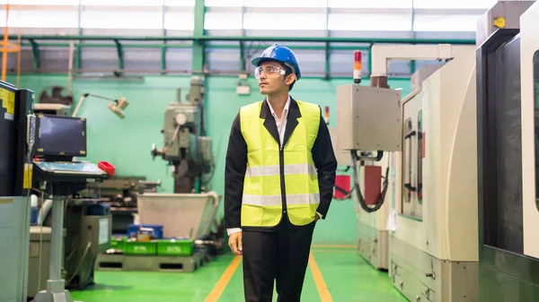 Cintura Hasta Hombre Negocios Gerente Fábrica Con Hardhat Caminar Largo — Foto de Stock