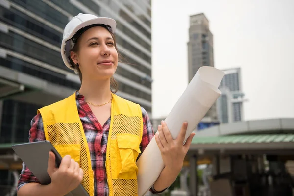 Portret Van Lachende Amerikaanse Jonge Vrouw Ingenieur Met Veiligheidshelm Papier — Stockfoto