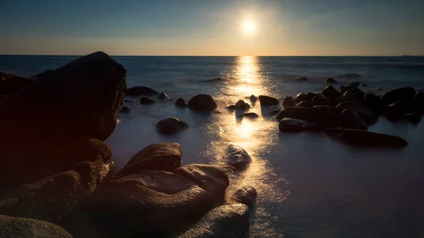 Tramonto Mare Con Moto Onde Marine Attraverso Arco Pietra Naturale — Foto Stock