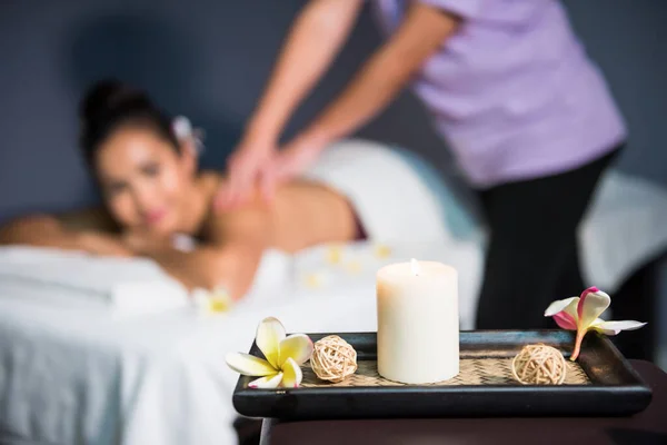 Spa Salon Dekorationsobjekte Der Feuerkerze Weben Rattankugel Und Plumeria Blume — Stockfoto