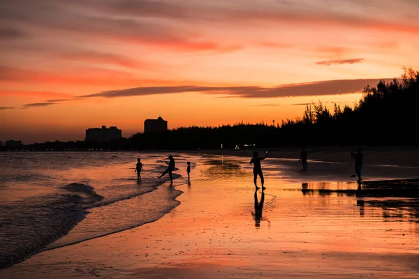 Silhouette Glückliche Familie Die Aktivität Strand Mit Dämmerungshimmel Der Dämmerung — Stockfoto