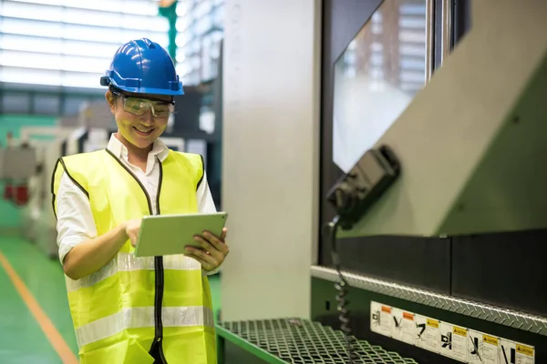 Waist Smiling Technician Worker Tablet Control Cnc Lathe Automated Machine — Stockfoto