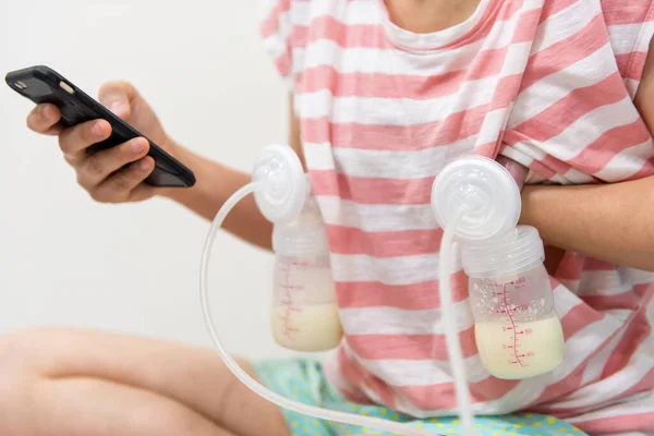 Mom Pumping Milk Bottles Automatic Breast Pump Machine While Shop — Photo