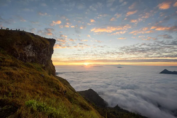 タイのチェンライで日の出に国立公園の霧の海と山のピーク崖のフーチー法の風景 冬のタイ北部で朝の光と霧を見る有名な旅行先 — ストック写真