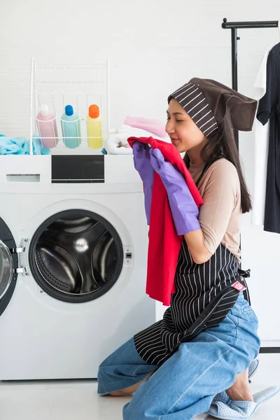 Mujer Hermosa Asiática Comprobar Olor Camiseta Roja Después Lavar Secar — Foto de Stock