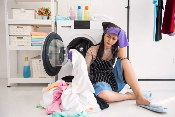 Vermoeide Jonge Aziatische Huisvrouw Hoofdpijn Bij Wasserette Hard Huishoudelijk Werk — Stockfoto