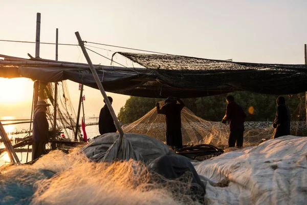 Pescadores Puxando Redes Pesca Para Obter Peixes Barco Pôr Sol — Fotografia de Stock