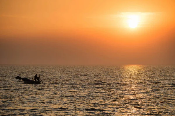 Силуэт Рыбак Парусник Море Закате Банг Самут Пракан Таиланд Известное — стоковое фото