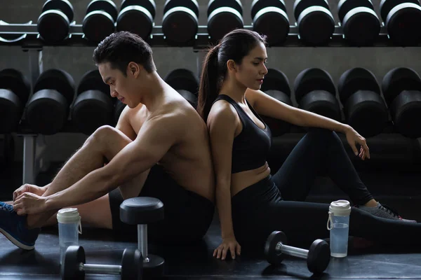 Athletie Asian Young Couple Sexy Muscle Body Break Rest Dumbbell — Foto de Stock