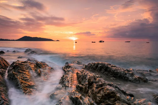 Piękny Morski Krajobraz Ruchu Przez Naturalny Kamienny Łuk Zachodzie Słońca — Zdjęcie stockowe