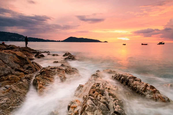 Silhouette Man Fishing Natural Stone Arch Motion Wave Dusk Beautiful — Fotografia de Stock