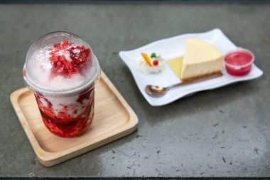 Çilekli sütlü dumanlı ve peynirli kekin en iyi manzaralı tatlısı metin için fotokopi masasında. Sağlıksız tatlı yemek..