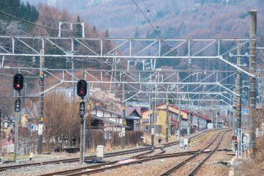 Narai-juku 'daki yerel tren yolu tarihi posta kasabası Kiso Vadisi, Shiojiri, Nagano, Japonya' yı korudu. Japonya 'nın orta kesimindeki ünlü şehir simgesine gitmek için ulaşım ya da ulaşım.