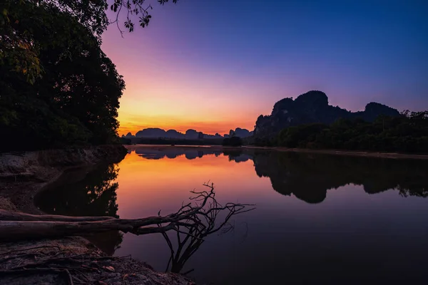 Natürliche Ansicht Des Schönen Sees Und Der Kalksteinkarstberge Morgengrauen Mit — Stockfoto