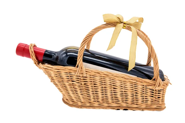 藤条编篮子上的干红葡萄酒瓶 金弓或金带隔离在白色背带上 — 图库照片