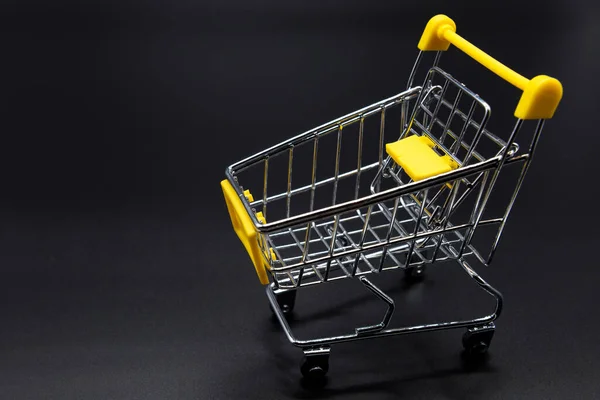 Gele Mini Kar Supermarkt Trolley Zwarte Achtergrond Online Shopping Concept — Stockfoto