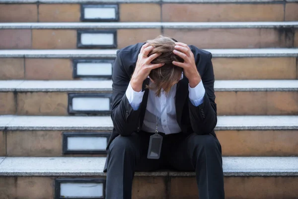 Hombre Negocios Estadounidense Estresado Dirige Hacia Abajo Escalera Desde Que — Foto de Stock