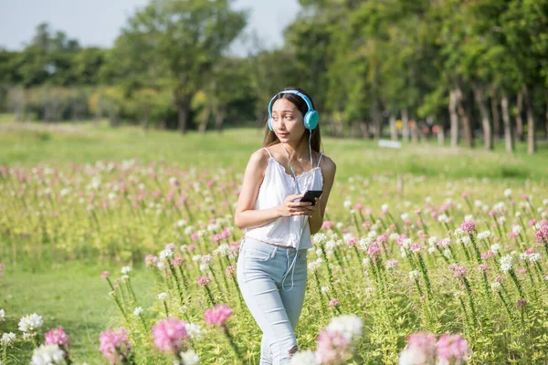 Retrato Mulher Asiática Atraente Ouvir Música Line Smartphone Caminhar Para — Fotografia de Stock